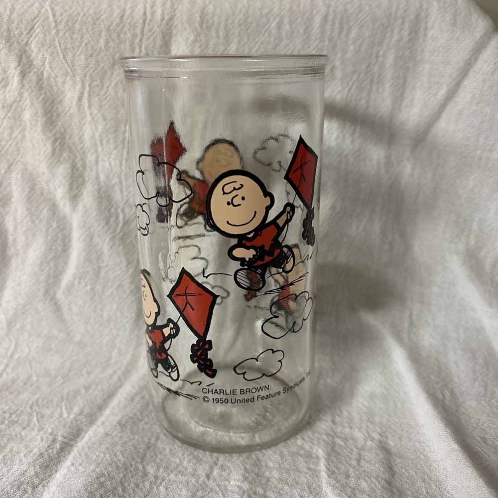 Vintage 1950 PEANUTS CHARLIE BROWN FLYING KITE GLASS ~‎ United Feature Syndicate